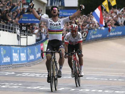 Sagan levanta los brazos victorioso en el velódromo de Roubaix.