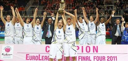 Las jugadoras del Halcón Avenida celebran el título de 2011 en Ekaterimburgo con Silvia Domínguez e Isa Sánchez alzando el trofeo. / fiba