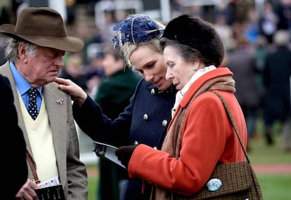 Andrew Parker Bowles, la princesa Ana y Zara Tindall, en Cheltenham el pasado marzo.