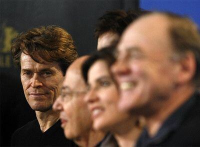 Willem Dafoe (a la izquierda) posa con el equipo de <i>The dust of time:</i> de izquierda a derecha, Theo Angelopoulos, Irène Jacob y Bruno Ganz.