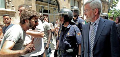 El ex president de la Generalitat Joan Lerma es increpado por un manifestante durante las protesta del movimiento 15-M.