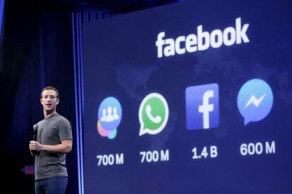 Mark Zuckerberg mostrando cifras de uso del universo Facebook durante la conferencia de desarrolladores F8.