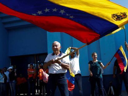 Un hombre ondea una bandera venezolana durante unas protestas en Macaraibo. 