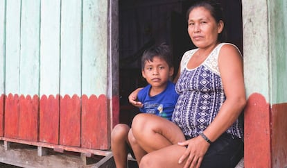Mari Curmayari Calampa e hijo, vecinos de la comunidad de Cuninico.