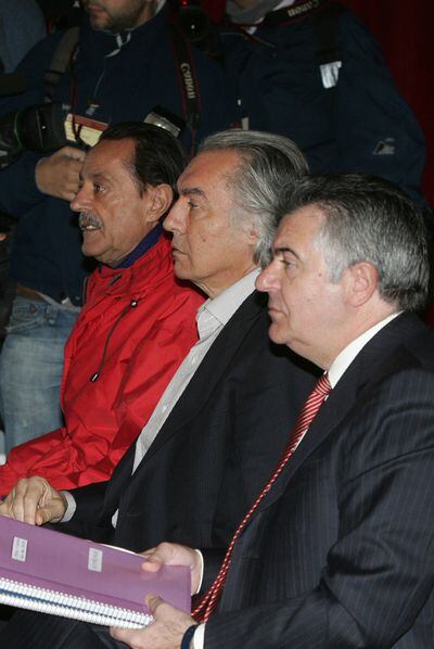 De izquierda a derecha, Julián Muñoz, Pedro Román, ex teniente de alcalde, y Juan Antonio Roca, en el banquillo por el <i>caso Incopromar</i> en 2007.