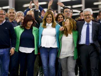 La presidenta andaluza en funciones, Susana D&iacute;az, tras ganar las elecciones, acompa&ntilde;ada de su equipo.