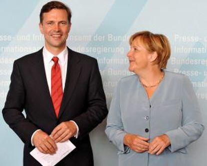 La canciller alemana, &Aacute;ngela Merkel, junto al portavoz del Gobierno alem&aacute;n, Steffen Seibert, en una imagen reciente.