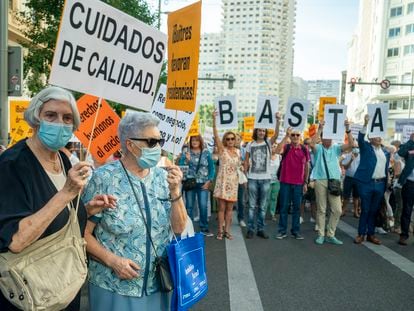 Manifestantes protestan contra las condiciones en las residencias de mayores en Madrid.