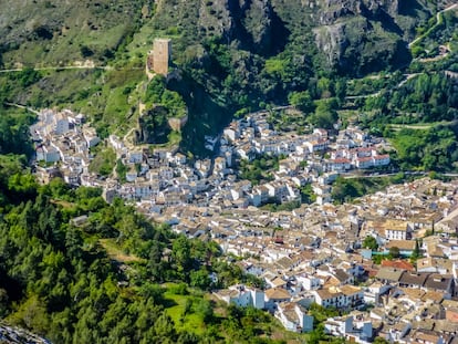 Centro del parque natural de las Sierras de Cazorla, Segura y Las Villas (el enclave protegido de mayor tamaño de España), el castillo de la Yedra domina este pueblo. Las iglesias de Santa María, la del Carmen o la de San Francisco, la Fuente de las Cadenas o la Casa de las Siete Fuentes también merecen una visita por parte de quien recorre Cazorla, declarada conjunto histórico Artístico en 1972. Más información: <a href="http://cazorla.es/" target="_blank">cazorla.es</a>