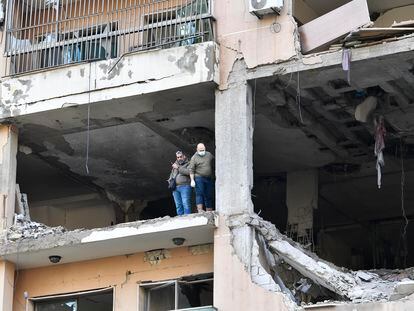 Dos hombres inspeccionan el edificio alcanzado por un ataque con aviones no tripulados en un suburbio del sur de Beirut en el que murió el número dos de Hamás, Saleh al Aruri, este miércoles.