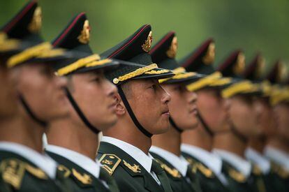 miembros de La guardia de honor militar se preparan antes de la ceremonia de bienvenida para el Primer Ministro de Trinidad y Tobago en Pekín (China).