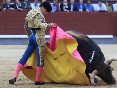 Pablo Aguado lancea a la verónica a su primer toro.