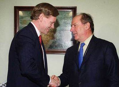 Robert Zoellick (izquierda) saluda a Rato cuando aún era responsable de Comercio en el Gobierno estadounidense.
