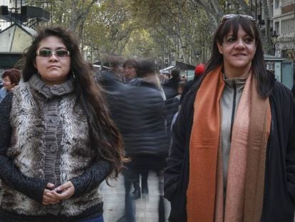 Patricia Mayorga (d) y Yaneli Fuentes (i), las dos periodistas mexicanas acogidas en Barcelona.