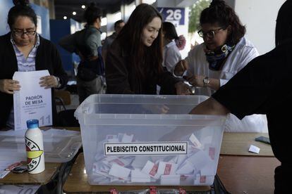 Voluntarios de los centros de votación comienzan con el conteo.