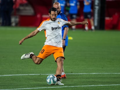 Dani Parejo calienta antes de un partido del Valencia.