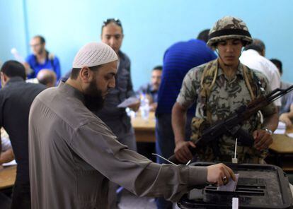 Un hombre deposita su voto en Al Sharqya durante las presidenciales.