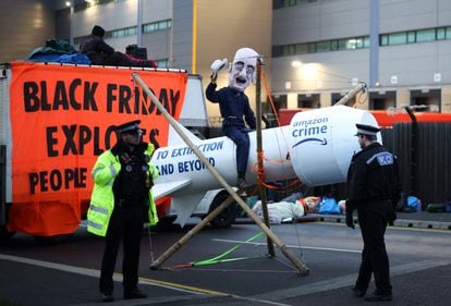 Los activistas de Extinction Rebellion bloquean la entrada a una sede de Amazon en Tilbury, en el Reino Unido, este viernes.