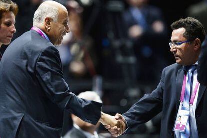 El presidente de la Asociación de Fútbol Israelí estrecha la mano a su homólogo palestino.