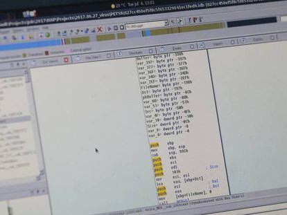 Código del virus Petya en la pantalla de un ordenador