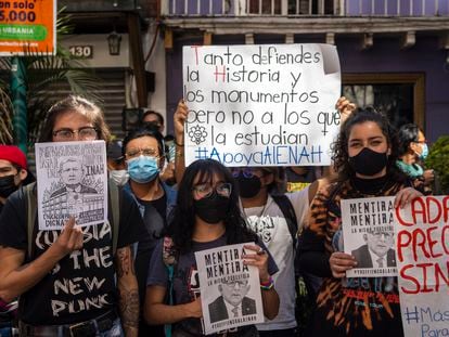 Estudiantes de la Escuela Nacional de Antropología e Historia (ENAH) protestan contra los recortes frente a las oficinas del INAH en Ciudad de México, el 5 de enero de 2022.