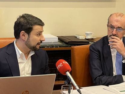 José Manuel Cascajero, presidente de Oficemen, y Aniceto Zaragoza, director general de la patronal de cementeras, esta mañana en Madrid.