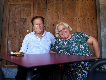 Enric e Inma, en un bar del pueblo de Amer, en Girona.