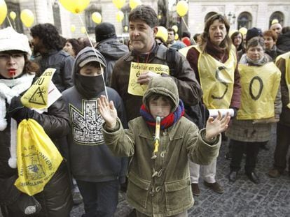 Padres e hijos también se unieron a la manifestación de la comunidad educativa en la plaza de Sant Jaume de Barcelona.