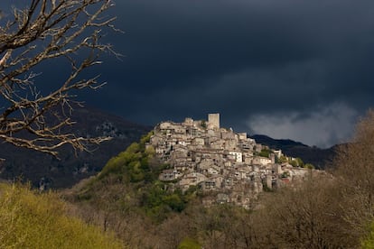 La Italia ignota se esconde en lugares como Pereto, un pueblo arisco y montaraz de 764 habitantes en la provincia de L’Aquila, en la boscosa región de los Abruzos, el último refugio del lobo de los Apeninos.