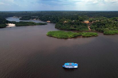 Los trabajadores electorales viajaron en un barco cargado con las máquinas para el voto electrónico para que la población amazónica pudiese votar este domingo.