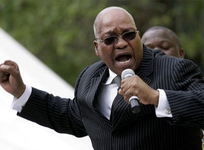 Jacob Zuma, presidente del gobernante Congreso Nacional Africano, canta y baila después de ser exonerado en un juicio el 7 de abril.