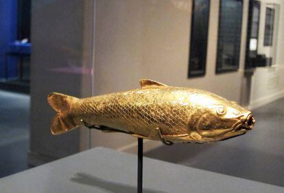Flascó d'or en forma de peix per a oli perfumat, del Tresor de l'Oxus, a l'exposició sobre el luxe a l'antiguitat a CaixaForum.