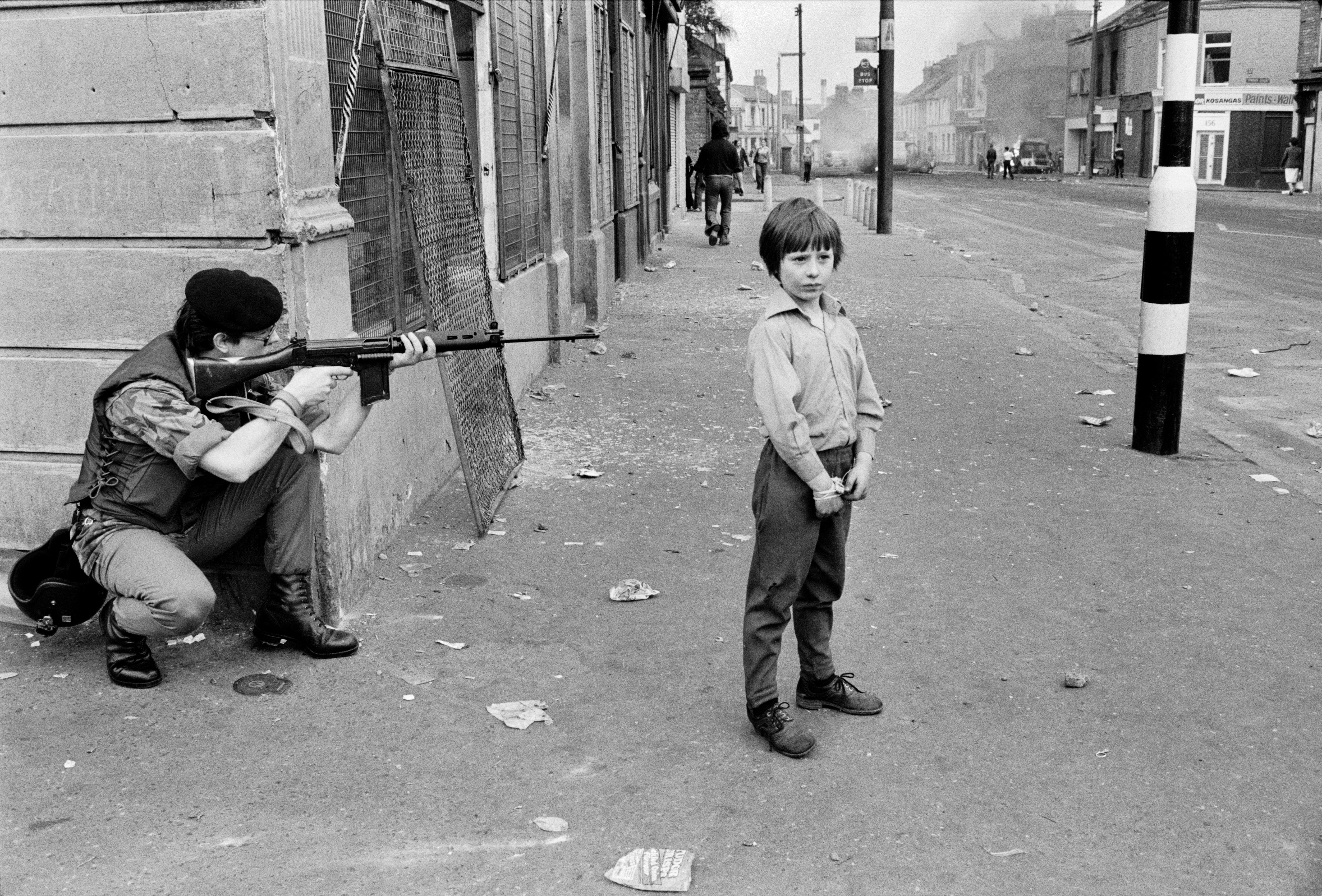 Un niño en mitad de un tiroteo en 1978 en la calle Falls, una de las principales del oeste de Belfast, retratado por Chris Steele-Perkins para la agencia Magnum.