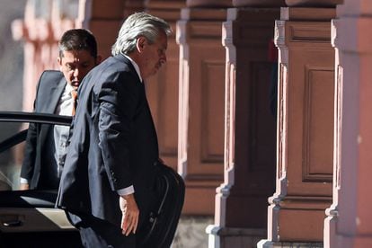 El presidente de Argentina, Alberto Fernández, llega a la Casa Rosada tras reunirse con el nuevo ministro de Economía, Sergio Massa, el 29 de julio de 2022 en Buenos Aires.