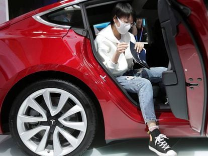 Un Model 3 de Tesla en el salón del automóvil en Pekín 