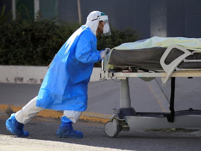 Un trabajador sanitario, en el Hospital General de la fronteriza de Ciudad Juárez, en el estado de Chihuahua.