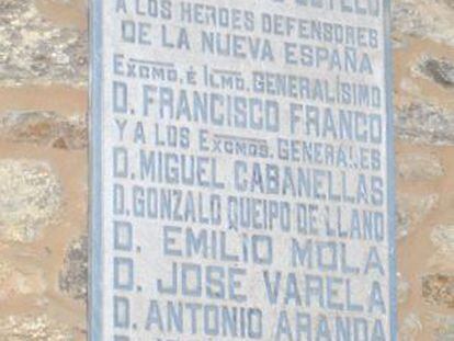 Placa de exaltaci&oacute;n franquista que el gobierno de Vila de Cruces ha colocado en un edificio municipal.