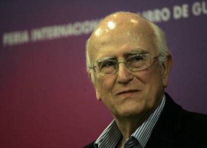 Roger Bartra durante el homenaje en la FIL el viernes