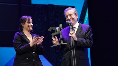 Iñaki Gabilondo recibe su premio en la gala de los Ondas de este martes.