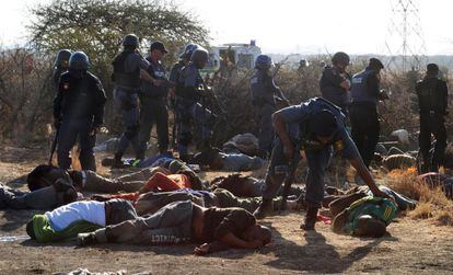 La policía rodea los cuerpos de los mineros abatidos durante las protestas, en agosto de 2012.