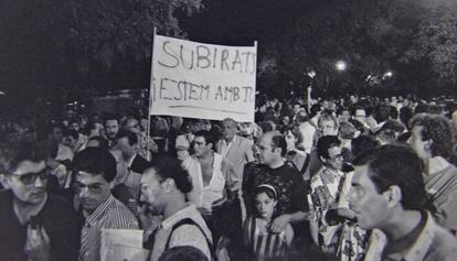 L&#039;artista Josep Maria Subirachs, autor de les escultures de la fa&ccedil;ana de la Passi&oacute;, va ser objecte d&#039;opinions favorables i contr&agrave;ries en una manifestaci&oacute; de 1990.