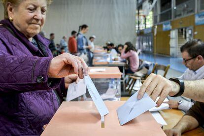 Una mujer deposita su voto en la urna de las elecciones al Parlamento Europeo en Tarragona.