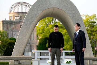 El primer ministro de Japón, Fumio Kishida (derecha), junto al presidente ucranio, Volodímir Zelesnki, durante su visita al Memorial de la Paz de Hiroshima este domingo. 