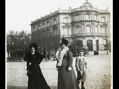 Dos mujeres posan en la Plaza de Cibeles junto a un niño, en el año 1912.