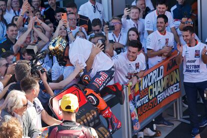 El piloto español Augusto Fernández celebra la victoria con su equipo.