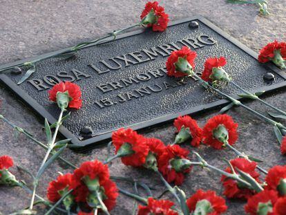 Placa en el memorial de Rosa Luxemburg y Karl Liebknecht en Berlín.