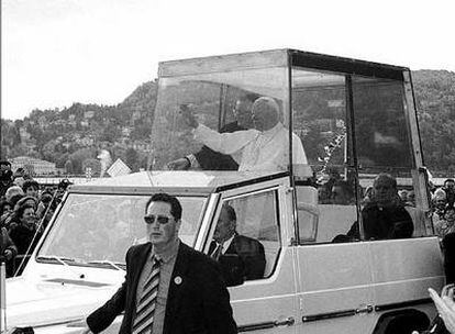 Juan Pablo II saluda desde su <i>papamóvil</i> a las gentes de Como (Italia), durante su visita del 4 de mayo de 1996.