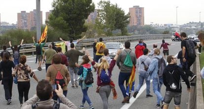 Un grupo de jóvenes corta al tráfico la autopista C-58 en Terrasa durante la jornada de protesta general.