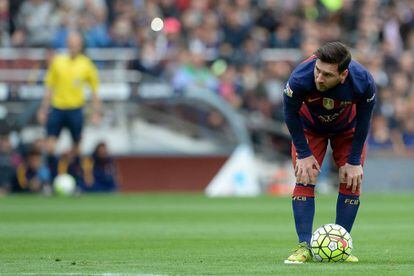 Messi antes de tirar la falta que sería su primer gol.
