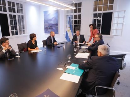 El presidente Alberto Fernández, en la cabecera de la mesa, se reúne en la residencia de Olivos con su gabinete económico, este viernes.